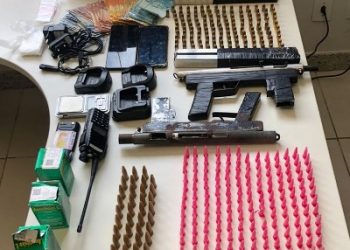 PCES e PMES prendem três homens e apreendem um adolescente e armas semi-industriais