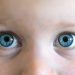 Câncer nos olhos mais comum em crianças pode ser detectado precocemente em exame