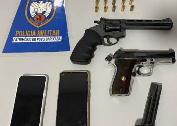 Dupla em Pajero tenta fugir de abordagem policial, mas é presa com pistola e revólver