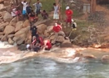 Homem fica preso às pedras no rio Pequeno em Linhares e é resgatado pelos Bombeiros