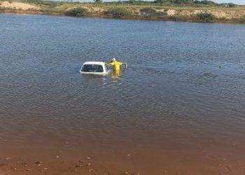 Automóvel vai parar no meio do “Riozinho do Pontal”. Veja o que disse o motorista