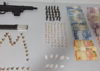 Durante abordagem a adolescente de 15 anos, Polícia apreende submetralhadora e quantidade significativa de drogas