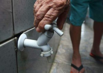 VÍDEOS – Sem água e sem caminhão pipa, “aqui na Rio Branco não passou nada”, diz moradoras