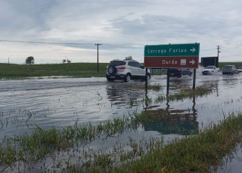 Água invade BR 101 na altura do KM 136 em Linhares