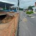 Manilha cede e buraco se abre na Avenida Tupinambás no bairro Lagoa do Meio