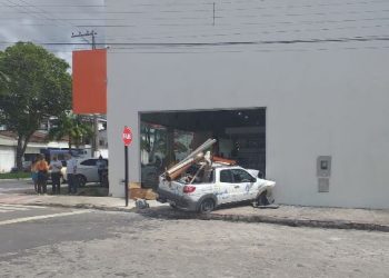 VÍDEO – Colisão entre veículo do Saae de Linhares e motocicleta deixa vítima com suspeita de fratura em uma das pernas