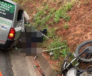 Colisão entre moto e carro de funerária deixa vítima fatal na BR 101. O condutor do carro foi preso pela PRF