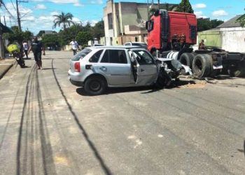 Frente de Automóvel fica praticamente destruída após colidir com caminhão no B. Interlagos, em Linhares