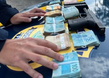 KM 130 DE LINHARES – PRF prende homem com pistola, grande quantidade de dinheiro e com passagens pela Polícia