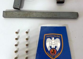 Menino de 15 anos e apreendido com submetralhadora e munições em Linhares