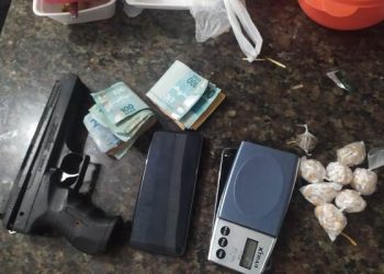 B. CANIVETE – Policia Militar apreende mais de 400 pedras de crack, maconha, simulacro, veículo e mais de 3 mil reais