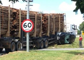 VÍDEO – Automóvel capota após colidir em carreta que faz transporte de eucalipto