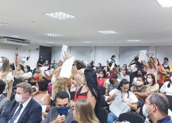 VÍDEOS – Denúncia de improbidade administrativa, contra Guerino Zanon, não é colocada em pauta e servidores protestam durante sessão