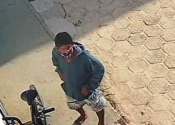 VÍDEO – Funcionária de loja de eletrodomésticos tem bicicleta furtada enquanto trabalhava