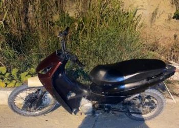 PM aborda elemento de moto, sem capacete e constata mandado de prisão em seu desfavor
