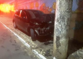 Motorista com sintomas de embriaguez bate carro em poste na cidade de Colatina