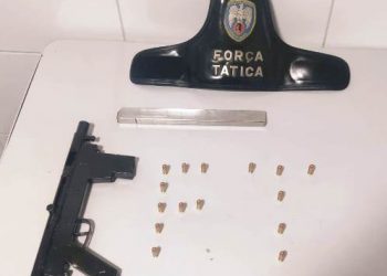 Madrugada com troca de tiros entre policiais e bandidos no Santa Cruz. submetralhadora e munições foram apreendidas