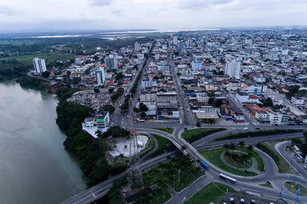 Vista aérea da cidade de Linhares ao redor do Rio Doce
