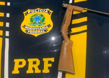 EM LINHARES – PRF apreende arma de fogo dentro de Hilux e condutor possuía mandado de prisão