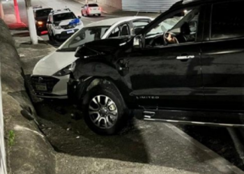 LINHARES – HB20 fura sinal, bate em carro de deputado e condutor foge do local