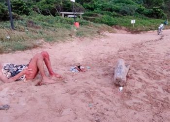 Polícia afirma que namorada cortou a barriga do jovem encontrado sem parte do intestino, em praia de Guarapari