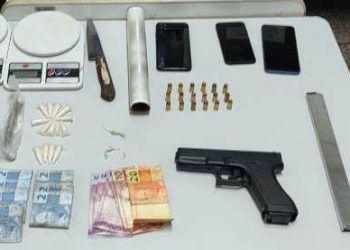 Polícia Militar recebe denúncia de tráfico de drogas em bairro de Fundo e apreende drogas simulacro de arma e até rádios de comunicação
