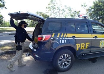 PRF detém homem, dentro de ônibus, com mandado de prisão em aberto por roubo