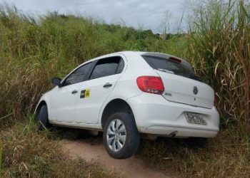 Carro de aplicativo roubado durante madrugada deste sábado é encontrado abandonado