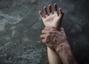 Jovem de 19 anos dorme na casa do namorado e é estuprada pelo tio dele