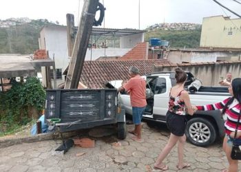 VÍDEO – Pick-up Strada colide contra parede de residência em Colatina, provoca outros estragos