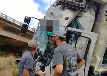 VÍDEO – Caminhão-baú cai de ponte em João Neiva e motorista é socorrido em estado grave