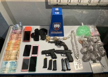 JAGUARÉ – Polícia Militar apreende duas pistolas, revólver, drogas e leva três para a delegacia