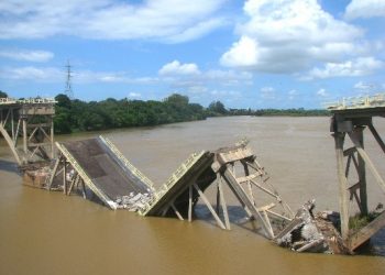 União e Dnit têm dois anos para retirar escombros da Ponte Getúlio Vargas, do Rio Doce, em Linhares