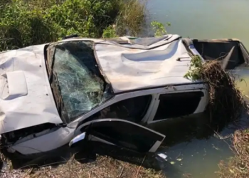 Caminhonete desgovernada cai em represa e deixa casal ferido em Rio Bananal