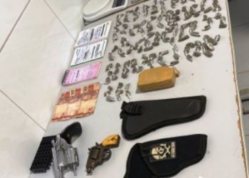 Polícia Militar apreende armas de fogo, drogas e mais de 80 munições de arma de fogo em loteamento de Rio Quartel