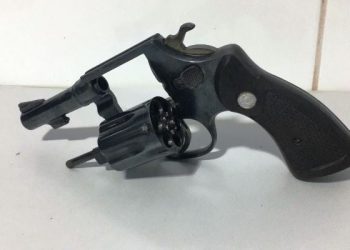 Suspeito de atirar em mulher enquanto limpa quintal é preso pela PM