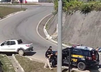 VÍDEO – Motorista com carro furtado foge da PRF  bate em arrimo e é preso