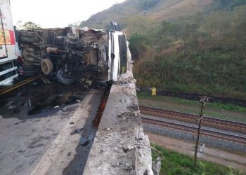 NA PONTE – Acidente entre dois caminhões deixa BR que liga João Neiva a Colatina totalmente interditada