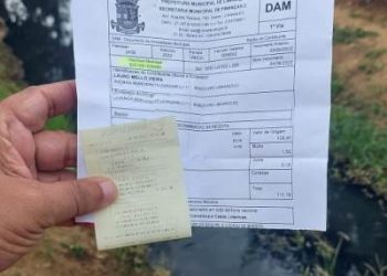 RIO DE ESGOTO – Morador de Bebedouro mostra imposto pago e diz “Eu faço minha parte, mas a Prefeitura não faz a dela”. Veja vídeos