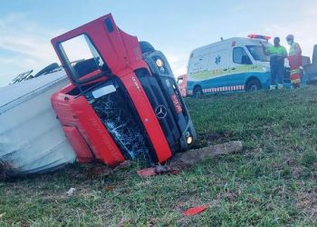 VÍDEO – Caminhão tomba na BR 101, próximo ao trevo de Bebedouro, em Linhares