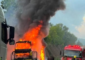 VÍDEO – Ônibus pega fogo é totalmente destruído e deixa BR 101 interditada em Conceição da Barra