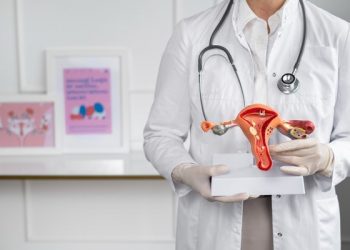 Acne, irregularidade menstrual e obesidade podem ser sintomas da Síndrome do Ovário Policístico