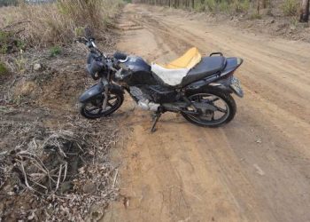 Vigilantes de empresa, que atua no ramo de eucalipto, encontram moto abandonada, próximo a portal em Jacupemba