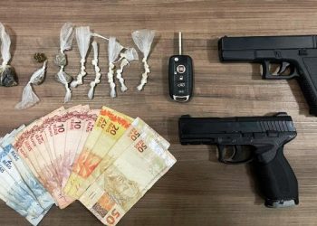 Policia Militar apreende simulacros de pistolas, crack, maconha, haxixe e uma chave de automóvel Fiat no Nova Esperança