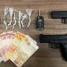 Policia Militar apreende simulacros de pistolas, crack, maconha, haxixe e uma chave de automóvel Fiat no Nova Esperança
