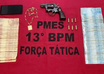 PM apreende arma de fogo, quase 5 mil em dinheiro, 2 mil e 700 em cheques e até galo, com sinais de maus tratos