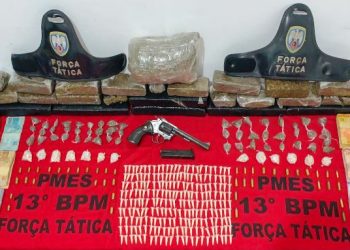 VÍDEO – Correria, pulação de muro e PM apreende grande quantidade de drogas em Pedra D’água