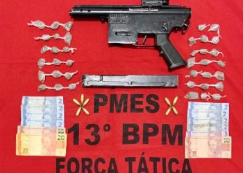Homem tenta fugir, mas é detido pela PM. A Polícia ainda apreendeu uma submetralhadora e droga
