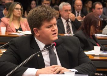 Deputado Felipe Rigoni retira pré-candidatura ao governo e vai disputar a reeleição