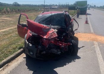 ATUALIZAÇÃO – Acidente entre uma carreta, um caminhão e dois automóveis deixa uma pessoa ferida na BR 101 em Jacupemba
